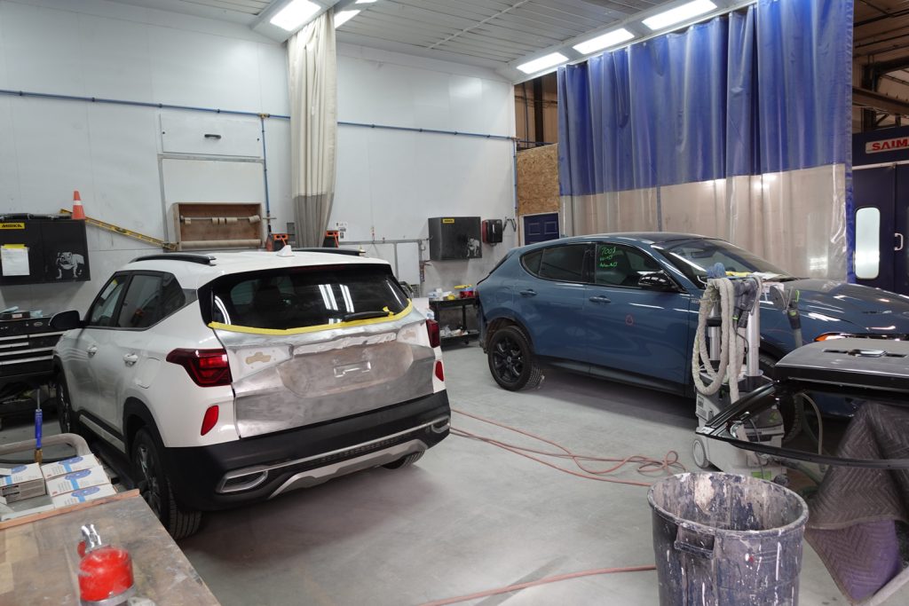 Cabine de préparation et de peinture automobile chez Carrosserie Auto Québec à Lévis.
