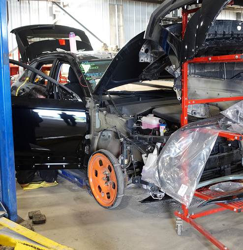 Réparation de carrosserie après collision dans un atelier spécialisé à Lévis.