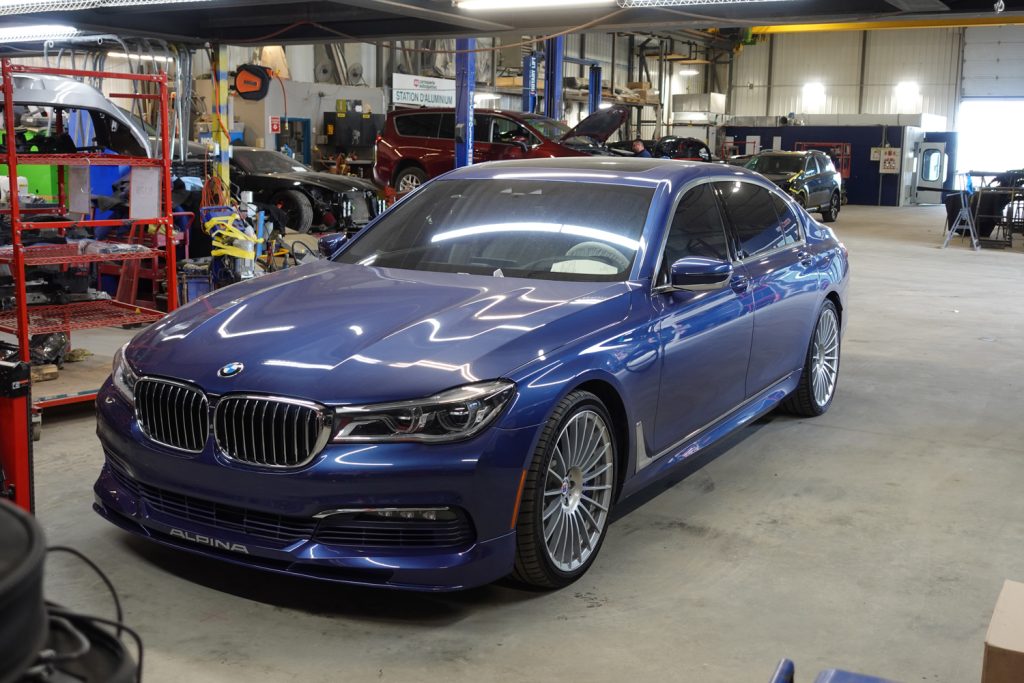 Véhicule BMW dans l'atelier de Carrosserie Auto Québec à Lévis pour des travaux de réparation